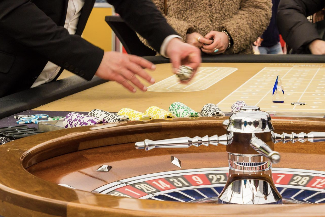 Why Casino Settings Work So Well in Crime Dramas